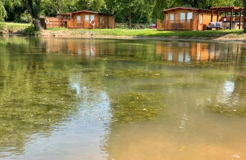 North Wheatley Cabin | Lakeside Lodge 1, with Log burning Hot Tub