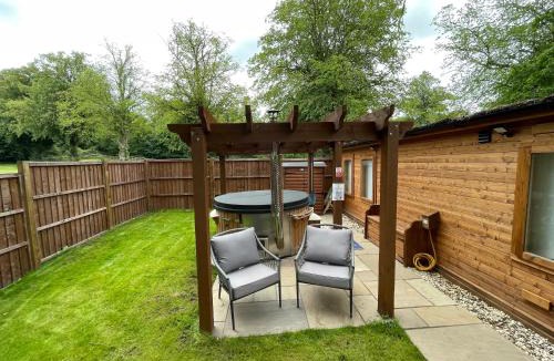 North Wheatley Cabin | Lakeside Lodge 1, with Log burning Hot Tub