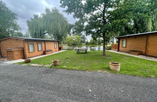 North Wheatley Cabin | Lakeside Lodge 1, with Log burning Hot Tub