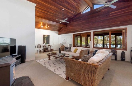 Laurieton House | Lakeside Lodge