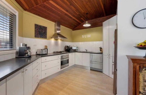 Laurieton House | Lakeside Lodge