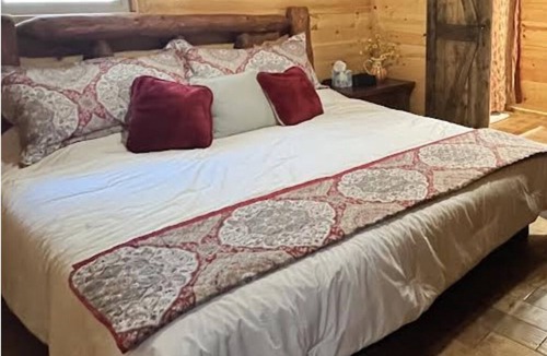Greers Ferry Cabin | Lakeside Lodge for family fun with game room and covered deck! Fish & Swim!