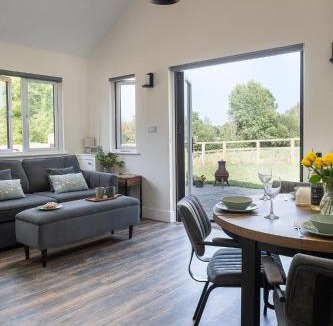 Eastleigh House | Lakeside Lodge