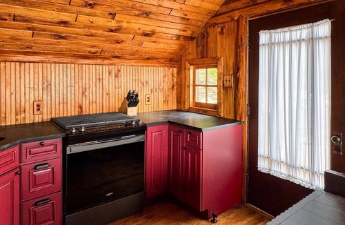 Inlet Cottage | Lakeside Lodge - Lakeview Cottage on 7th Lake
