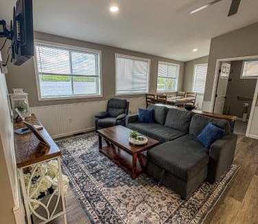 Hammond House | Lakeside Lodge- Newly Renovated Cabin on Black Lake