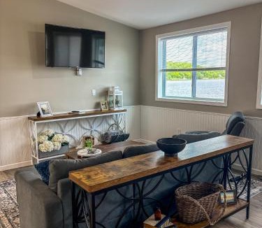 Hammond House | Lakeside Lodge- Newly Renovated Cabin on Black Lake
