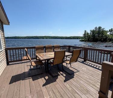 Hammond House | Lakeside Lodge- Newly Renovated Cabin on Black Lake