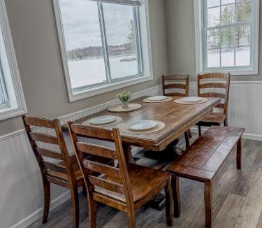 Hammond House | Lakeside Lodge- Newly Renovated Cabin on Black Lake