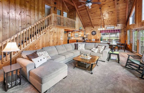 Flat Hollow Marina Cabin | Lakeside Lodge – Private Dock, Hot Tub, Fire Pit & 8 Kayaks