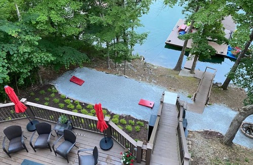 Flat Hollow Marina Cabin | Lakeside Lodge – Private Dock, Hot Tub, Fire Pit & 8 Kayaks