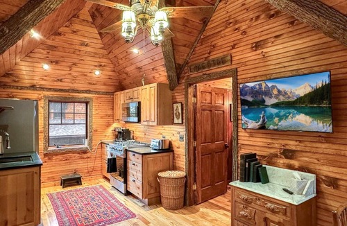 Inlet Cottage | Lakeside Lodge - The Carriage House on 7th Lake