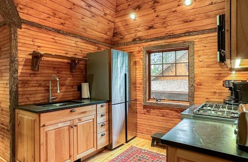 Inlet Cottage | Lakeside Lodge - The Carriage House on 7th Lake