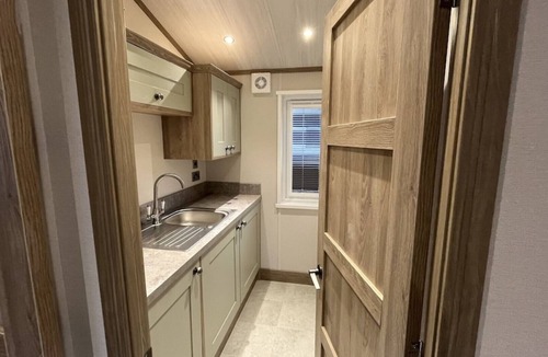 Woodhall Spa Cabin | Lakeside Lodge with hot tub