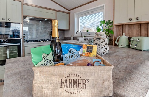 Woodhall Spa Cabin | Lakeside Lodge with hot tub