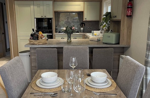 Woodhall Spa Cabin | Lakeside Lodge with hot tub