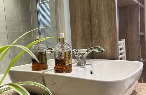 Woodhall Spa Cabin | Lakeside Lodge with hot tub