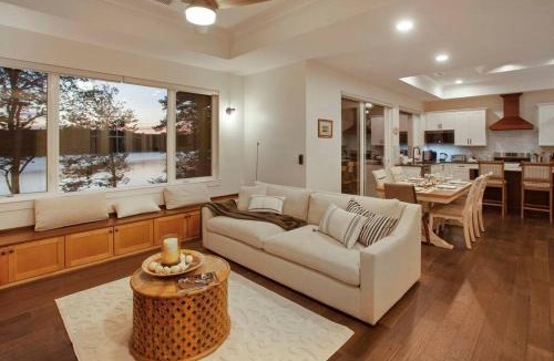 Monticello Villa | Lakeside Lodge with Studio Apartment