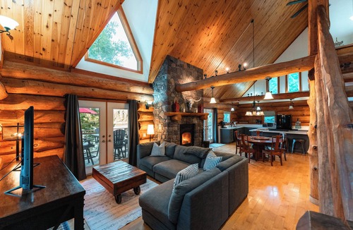 Catchacoma Cabin | Lakeside Log Cabin - Kayak - SUP - Sauna - Pet