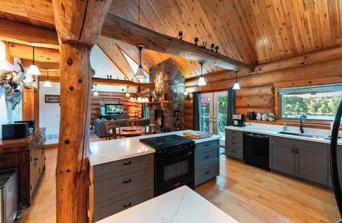 Catchacoma Cabin | Lakeside Log Cabin - Kayak - SUP - Sauna - Pet