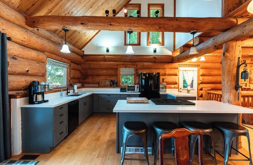Catchacoma Cabin | Lakeside Log Cabin - Kayak - SUP - Sauna - Pet