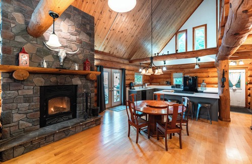 Catchacoma Cabin | Lakeside Log Cabin - Kayak - SUP - Sauna - Pet