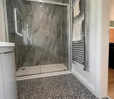 Legbourne Ski Chalet | Lakeside Log Cabin