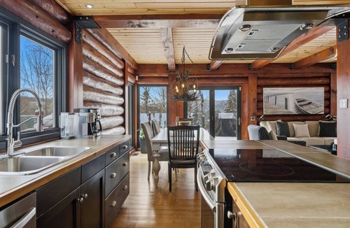 Lac Superieur Village House | Lakeside log haven 4BDR SPA
