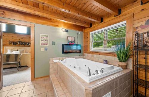 Dry Ridge House | Lakeside Log Home, Private Dock, Near Ark!