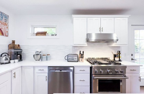 Bluewater Cottage | Lakeside Luxury: King Bed, Gas Fireplace
