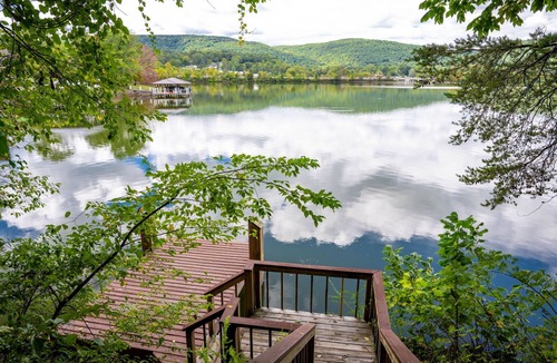 Soddy-Daisy House | Lakeside Luxury: Private Dock, Kayaks, Game Room