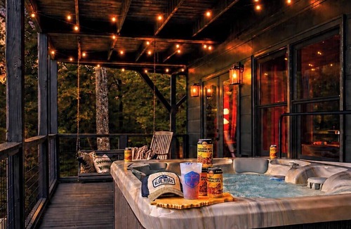 Necowa Cove Cabin | Lakeside Luxury ♥ Sleeps 10 ♥ 3 Kings ♥ Hot Tub ♥ Arcade ♥ EV ♥ Lake Blue Ridge