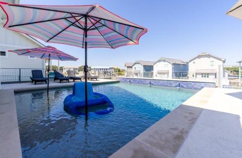 Kingsland House | Lakeside Luxury Villa with Swimming Pool, Boat Lift