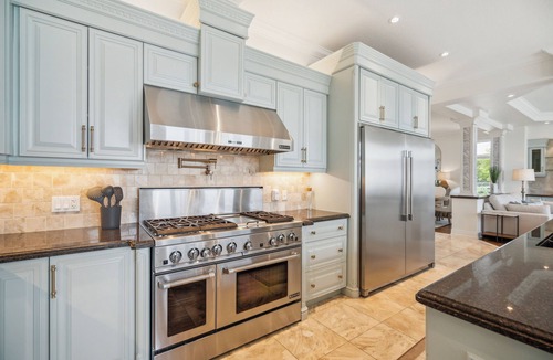 Stoney Creek Villa | Lakeside – Luxury Waterfront Retreat with Skyline Views