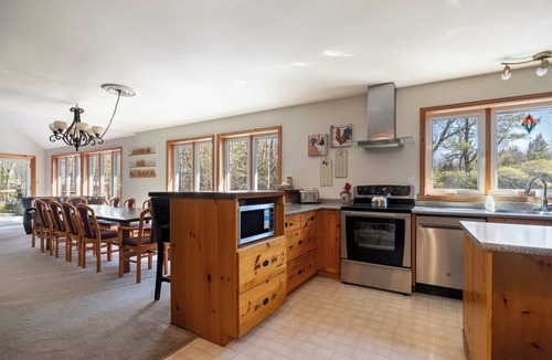 Bracebridge Cottage | Lakeside Memories Await at Trenanthia's Woody