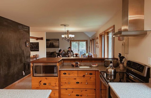 Bracebridge Cottage | Lakeside Memories Await at Trenanthia's Woody