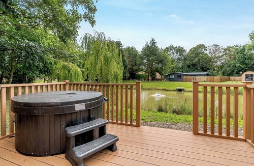 Cayton Ski Chalet | Lakeside Micro Lodge