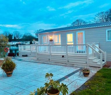 Clacton-on-Sea House | Lakeside mini lodge