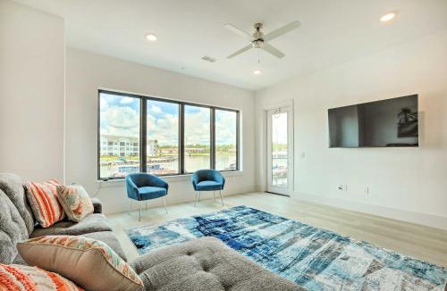Montgomery House | Lakeside Montgomery Condo Near Boat Rental!