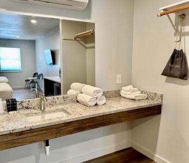 Kingston Hotel | Lakeside Motel, Cabins and RV