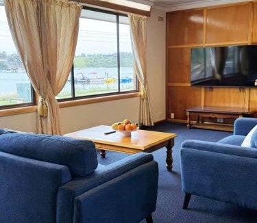 Lakes Entrance Hotel | Lakeside Motel Waterfront
