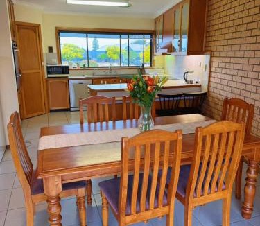Lakes Entrance Hotel | Lakeside Motel Waterfront