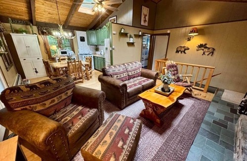 Woodsville House | Lakeside Mountain Getaway