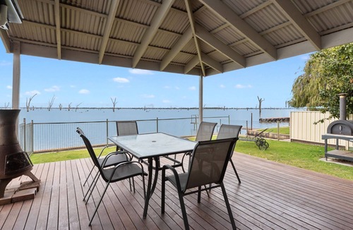 Mulwala House | Lakeside Mulwala absolute waterfront with older private jetty
