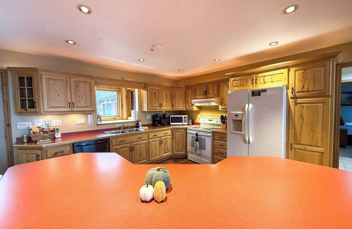 Wakefield House | Lakeside Oasis on Chaney Lake *In-Floor Heating*