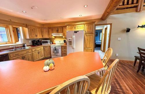 Wakefield House | Lakeside Oasis on Chaney Lake *In-Floor Heating*