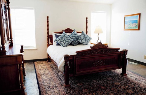 St. Charles Hostel | Lakeside Oasis with Panoramic Views