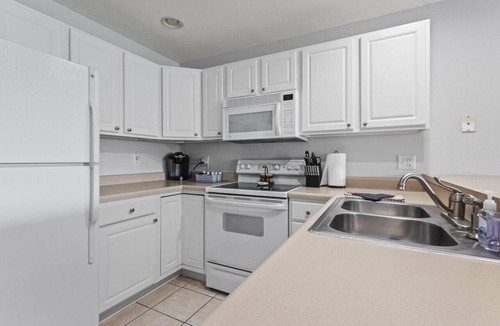 Camdenton Condo | Lakeside Paradise 2Bd w/Pool, Playground and More