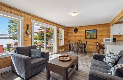 Aldersville House | Lakeside Paradise awaits you!