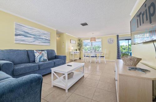 Tahitian Development House | Lakeside Paradise