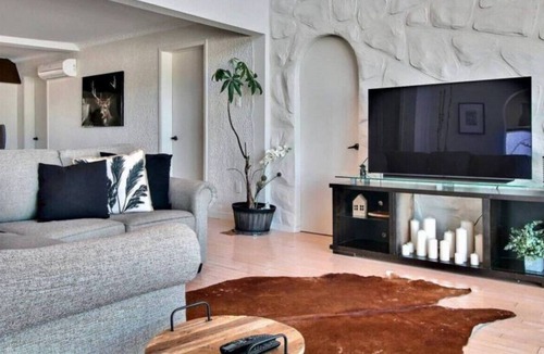 Shawinigan House | Lakeside & Private Beach